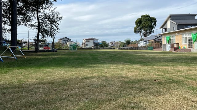 泉の森認定こども園の広い園庭