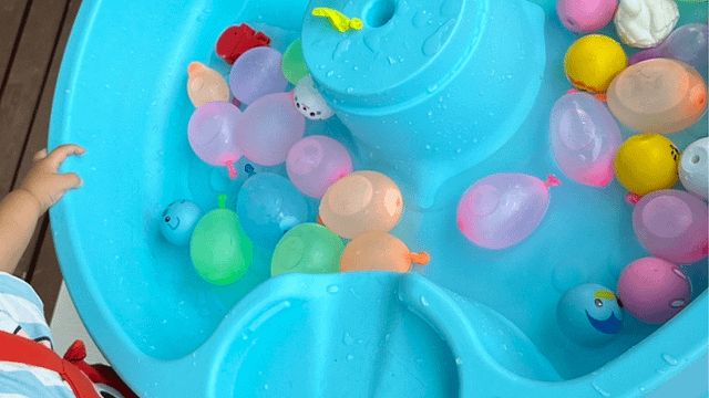 聖学院緑幼稚園で水風船