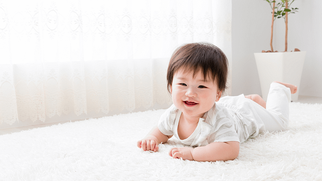 ハイハイする赤ちゃん