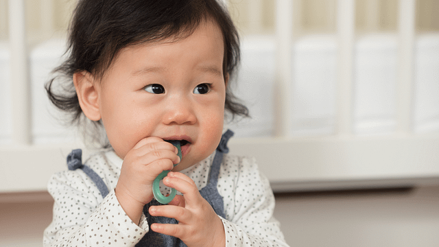 子どもが歯磨きしている