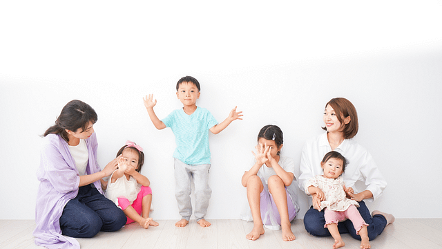 子どもたちと保護者が団らんしている様子