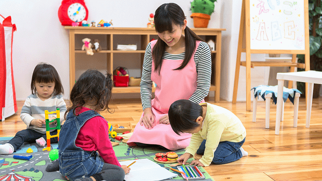 園で保育士と遊ぶ様子