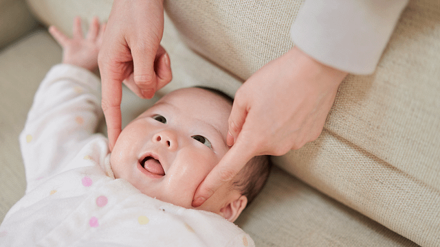 赤ちゃんと戯れる
