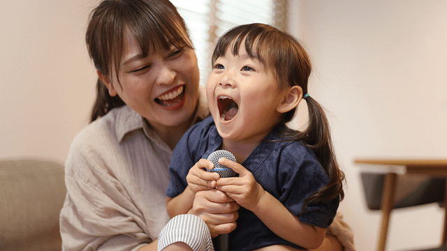 親子が笑う様子
