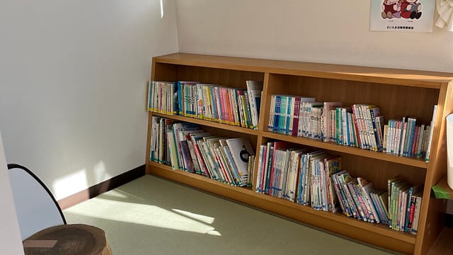 子育て支援センターきたの本棚